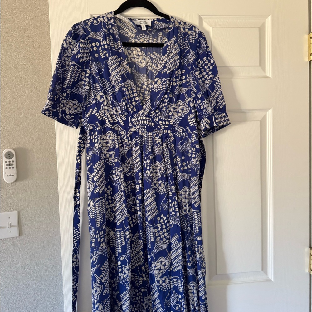 Elegant Blue and White Patterned Maxi Dress